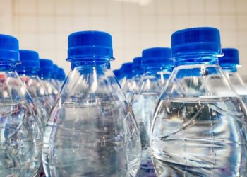 Wetenschappers komen met angstaanjagende waarschuwing voor iedereen die flessenwater drinkt