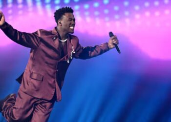 Claude zakt in de voorspellingen na eerste songfestivalrepetitie: spanning stijgt voor finaledag