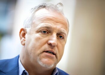 Schokkend nieuws: “Gordon van balkon gesprongen”