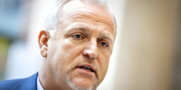 Schokkend nieuws: “Gordon van balkon gesprongen”