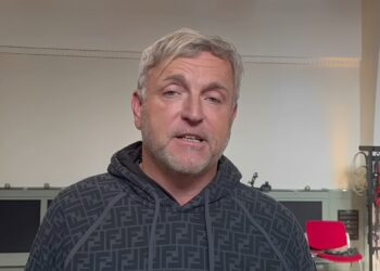 Schokkend nieuws: “Gordon van balkon gesprongen”