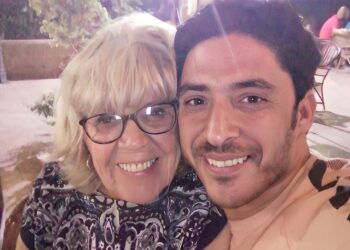 Iris (83) twijfelt aan huwelijk met jongere Mohamed (37): “Het is een zware baan”