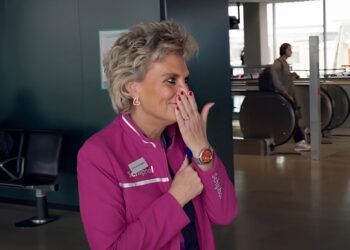 Floormanager Josée schrikt zich kapot door bizar geluid op Schiphol..
