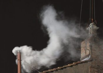 Witte rook boven Vaticaan: katholieke wereld juicht om komst nieuwe paus