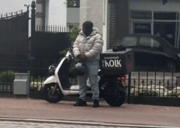 Pizzabezorger toont respect tijdens Dodenherdenking en raakt harten op sociale media