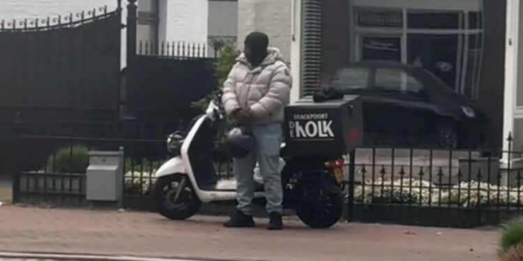 Pizzabezorger toont respect tijdens Dodenherdenking en raakt harten op sociale media