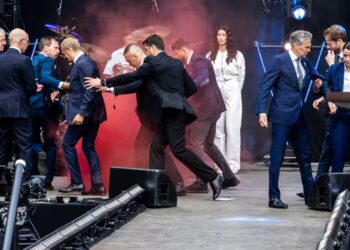 Chaos bij Bevrijdingsvuur: rookbom dwingt premier Dick Schoof tot vlucht van podium