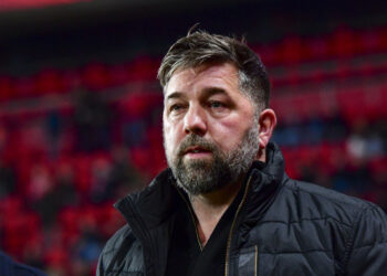 Theo Janssen op heterdaad betrapt in kleedkamer met jonge blondine: “Broek op zijn enkels”