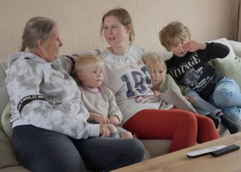 Kijkers Steenrijk, Straatarm snoeihard voor alleenstaande moeder Roosmarie en zeggen allemaal hetzelfde