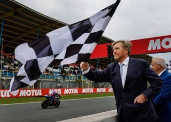 Koning Willem-Alexander maakt indruk tijdens onverwacht campingbezoek in Assen: “Campingheksen”