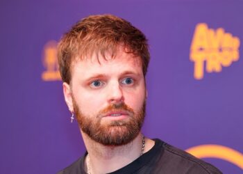 Tim Hofman krijgt klap in het gezicht van oud staatssecretaris tijdens BOOS opnames