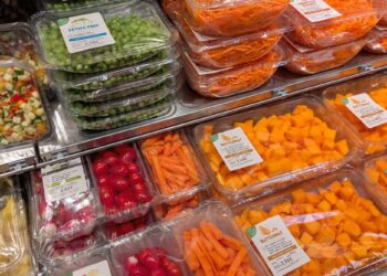 Iedereen koopt ze gedachteloos… maar dit moet je weten over voorgesneden groenten!