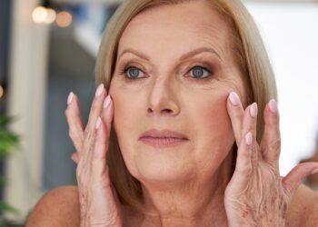 Ze wreef dit uit haar keukenkastje op haar gezicht – wat er toen gebeurde verbaasde iedereen..