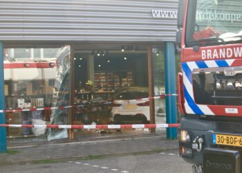 Beelden: Auto ramt winkel in Beverwijk: chaos, schade en geschrokken buurtbewoners