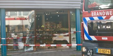 Beelden: Auto ramt winkel in Beverwijk: chaos, schade en geschrokken buurtbewoners