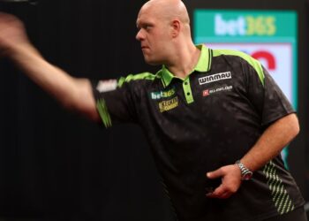 Michael van Gerwen deelt hartverscheurend nieuws: “Geopereerd voor behandeling kanker”