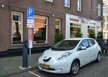 Parkeren bij een laadpaal: mag dat zomaar of krijg je een boete?