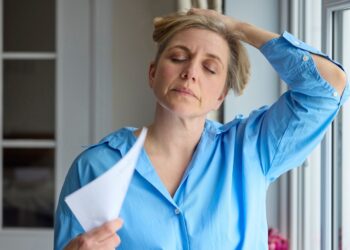 Opvliegers, emotionele achtbanen en slaapgebrek: Dit vertelt je lichaam echt aan je..