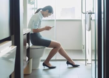 Artsen waarschuwen: let goed op hoe vaak je moet plassen – het kan veel onthullen