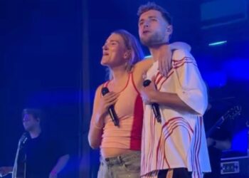 Beelden: Suzan laat babybuikje zien tijdens optreden met Freek