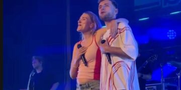 Beelden: Suzan laat babybuikje zien tijdens optreden met Freek