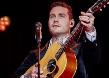Douwe Bob krijgt problemen op podium en breekt show af: “Show wordt ingehaald”