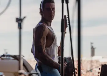 Douwe Bob openhartig over hartverscheurend verlies: ‘Ik worstel met mijn ongeloof’