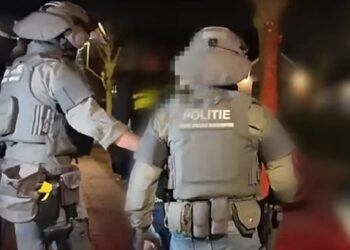 Politie pakt 22-jarige man in COA-locatie op voor ernstig zedendelict in Amsterdam