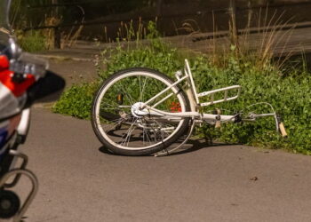 19-jarige zwaargewond, vluchtende bestuurder laat ravage achter in Nieuwveen