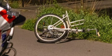 19-jarige zwaargewond, vluchtende bestuurder laat ravage achter in Nieuwveen
