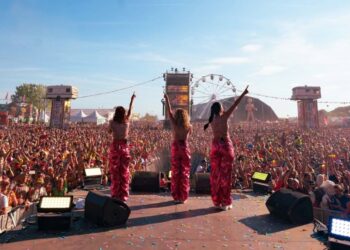 K3-fans woedend na beelden met hoofddoek en bikini tijdens optreden