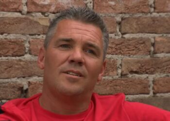 Mart Hoogkamer radeloos over verslaving vader: “Ik weet niet waar hij is”