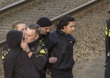 Politie laat vluchtelingen echt niet ontsnappen en laat even duidelijk zien wie de baas zijn in Nederland