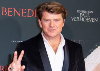 Beau van Erven Dorens staat achter Michael van Gerwen na vechtpartij