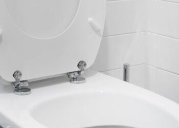 Dit is dé truc om je toilet schoon te krijgen die schoonmakers je liever niet vertellen