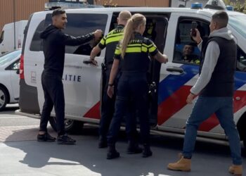 Twee nieuwkomers intimideren vrouwelijke agent maar dat pikken de agenten niet