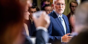 AI-beelden van Frans Timmermans zorgen voor rel: GroenLinks-PvdA stapt naar de politie