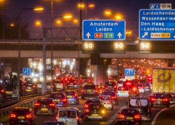 Rijkswaterstaat waarschuwt: avondspits in deze regio’s wordt vandaag drukker