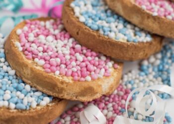 Beschuit met blauwe muisjes voor deze bekende Nederlander!