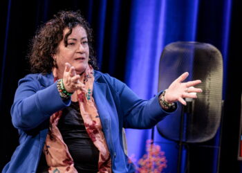 Van serieuze politiek naar pure hilariteit: Caroline van der Plas verrast iedereen met beha