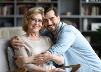 Linda (63) dacht dat ze opnieuw geluk had gevonden met een jongere man, wat hij deed veranderde alles..