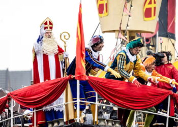 Sinterklaas bereikt Texel na bijzondere begeleiding door pieten en onverwachte helper