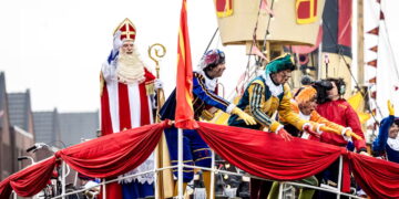 Sinterklaas bereikt Texel na bijzondere begeleiding door pieten en onverwachte helper