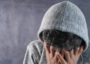 Pleegkinderen jarenlang mishandeld ondanks toezicht: pijnlijke zaak schokt jeugdzorg opnieuw