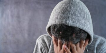 Pleegkinderen jarenlang mishandeld ondanks toezicht: pijnlijke zaak schokt jeugdzorg opnieuw