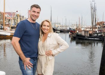 Urk-ster Jacomien laat vol trots haar babybuik zien