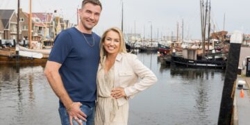 Urk-ster Jacomien laat vol trots haar babybuik zien