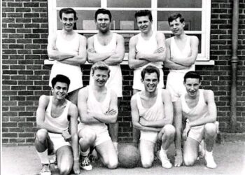 Herken jij de beroemde zanger op deze foto?