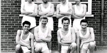 Herken jij de beroemde zanger op deze foto?