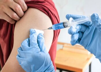 BIZAR: wat artsen jarenlang ontkenden over de coronaprik, blijkt nu tóch waar te zijn